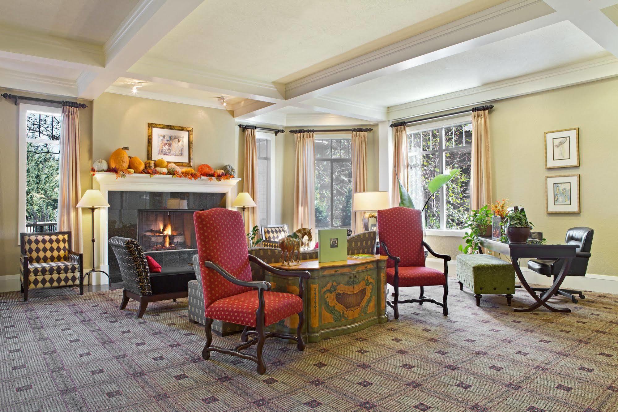 Plaza Inn & Suites At Ashland Creek ภายนอก รูปภาพ